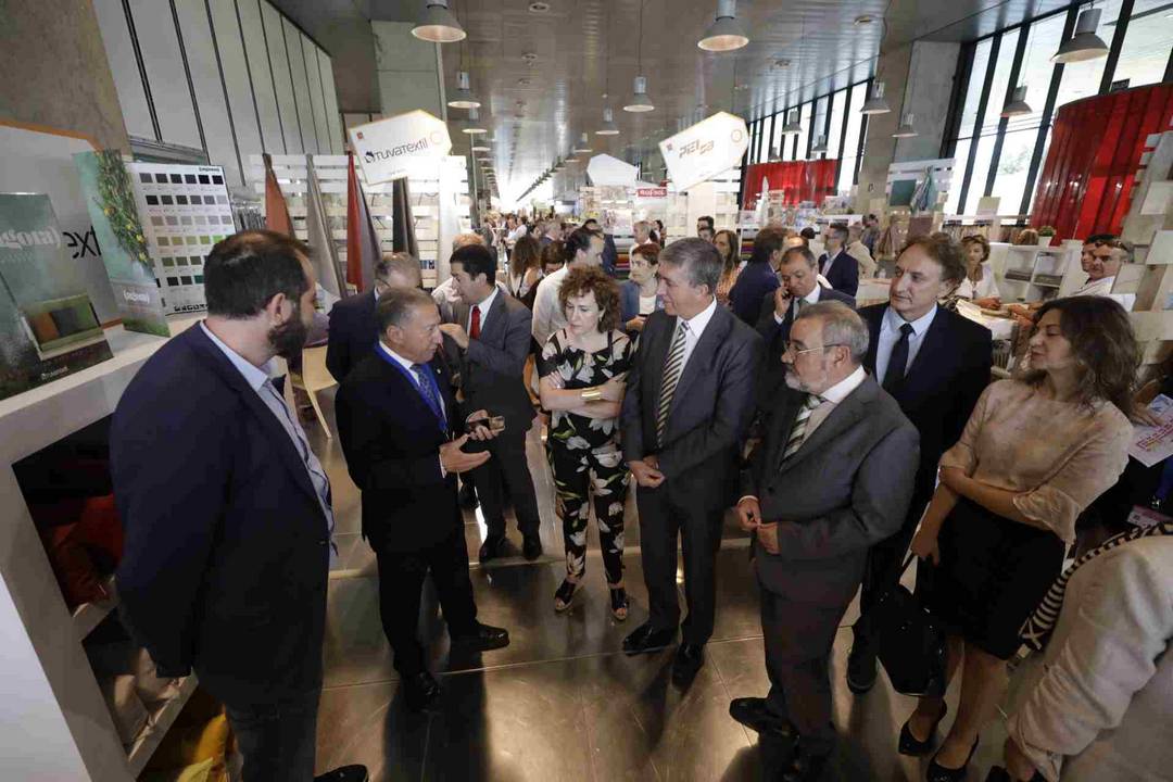 Empresarios textiles y responsables de la Conselleria de Economía, durante la inauguración de la última Home Textiles Premium.