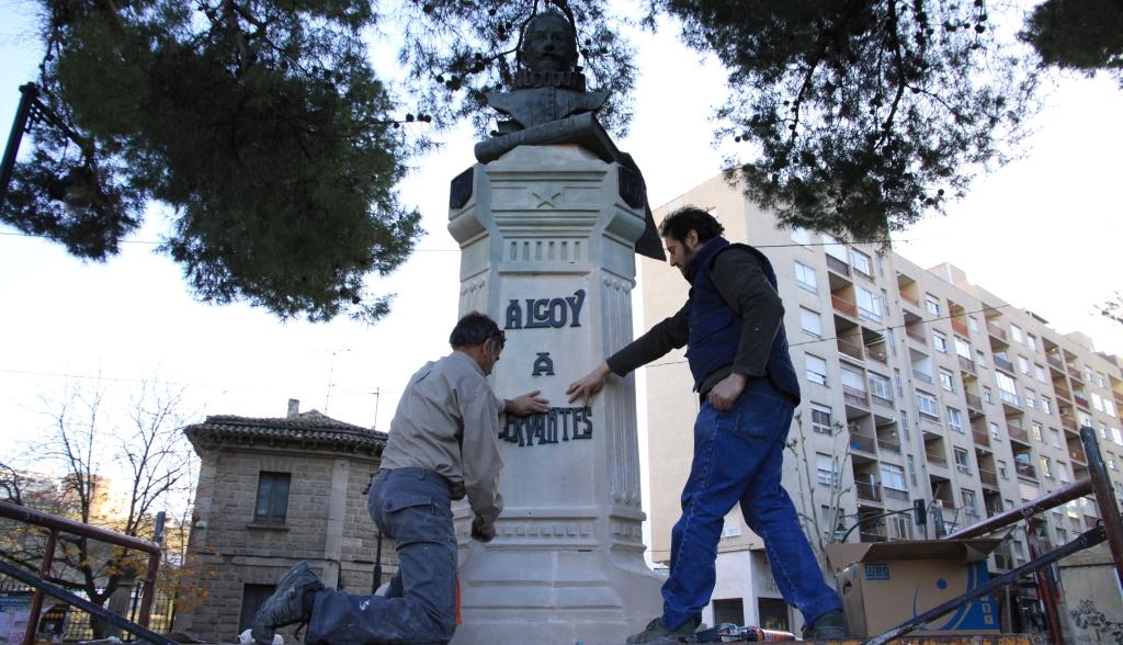 Uns operaris col·loquen les noves lletres del monument.