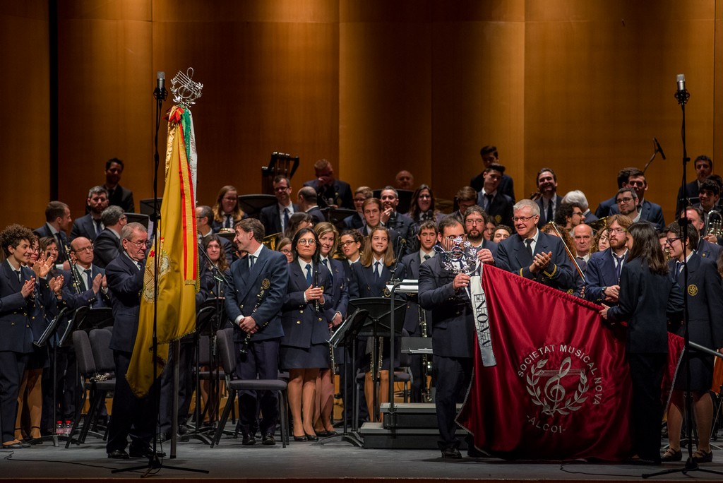 La Nova ha estrenado nueva bandera con motivo de su 175 aniversario.