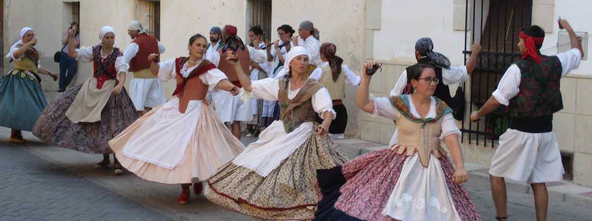 Actuación del grup de danses Sant Jordi d'Alcoi en Benifallim. 
