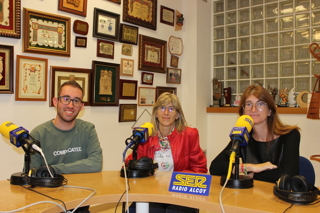 Jonathan Vicens, Lirios Reig i Mariola Reig, del Grup de Danses Sant Jordi.