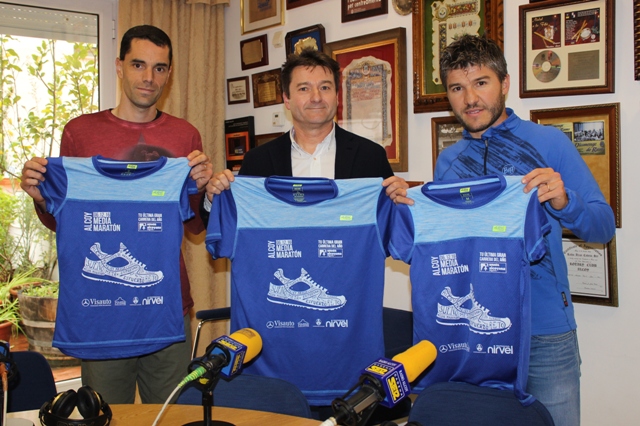 Carlos Pascual, Nacho Company y David Miró en Ser Deportivos con la camiseta del Medio Maratón 2016. / Radio Alcoy