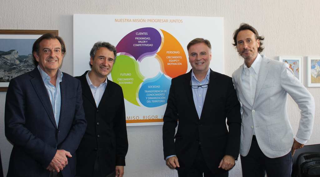 Carlos Rey y Víctor Kuppers han impartido un seminario en Aitex. En la imagen, junto al presidente y al director de Aitex.
