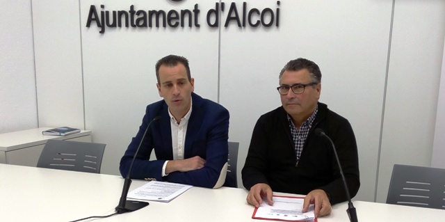 Alberto Belda y Miguel Juan Reig anunciando los galardonados. / Radio Alcoy