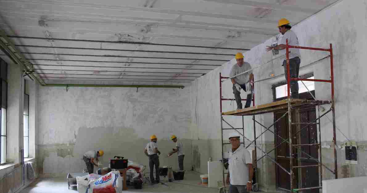 Uno de los talleres de empleo desarrollados en Alcoy se encargó de rehabilitar el edificio de Cervantes.