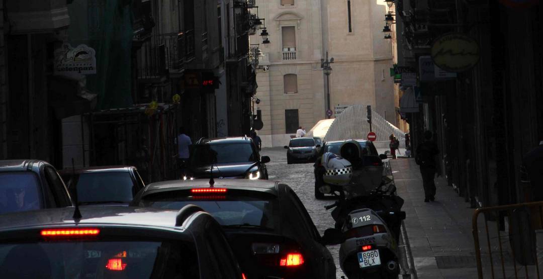 Tráfico rodado en la calle de San Nicolás.