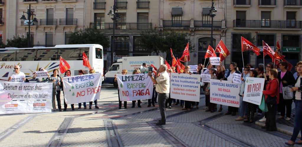 Los trabajadores de la empresa, en la protesta en Alcoy.