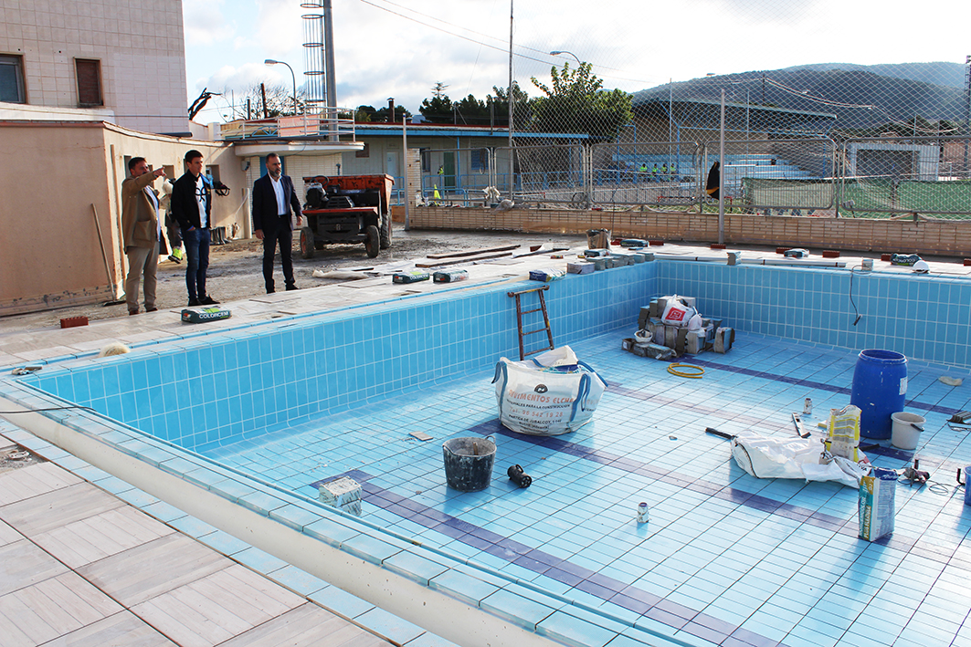 El alcalde y los concejales durante la visita a las obras de la piscina del estadio Climent.