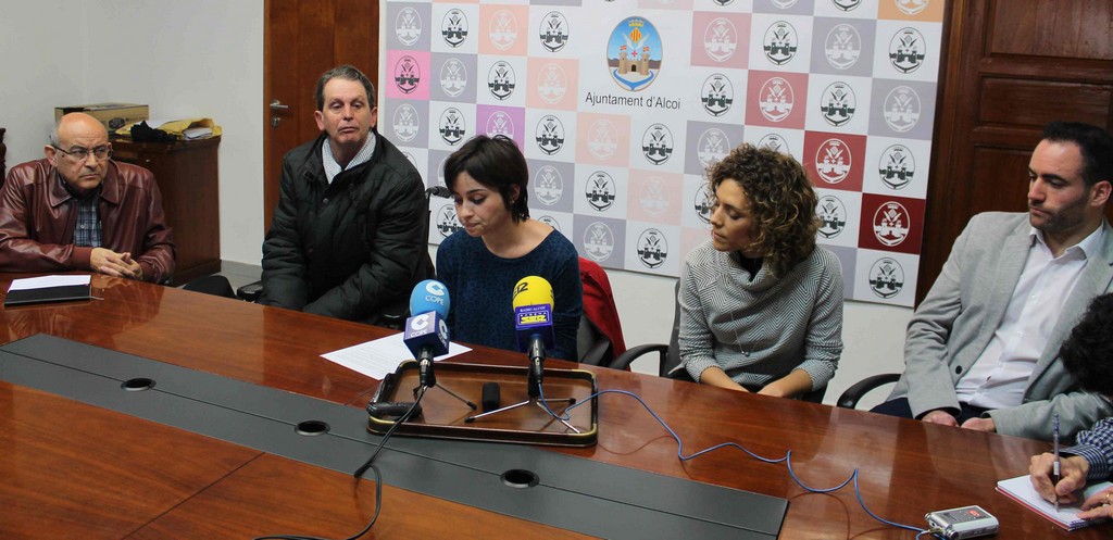 La concejal, María Baca, junto a representantes de Avanzar y los redactores del estudio.
