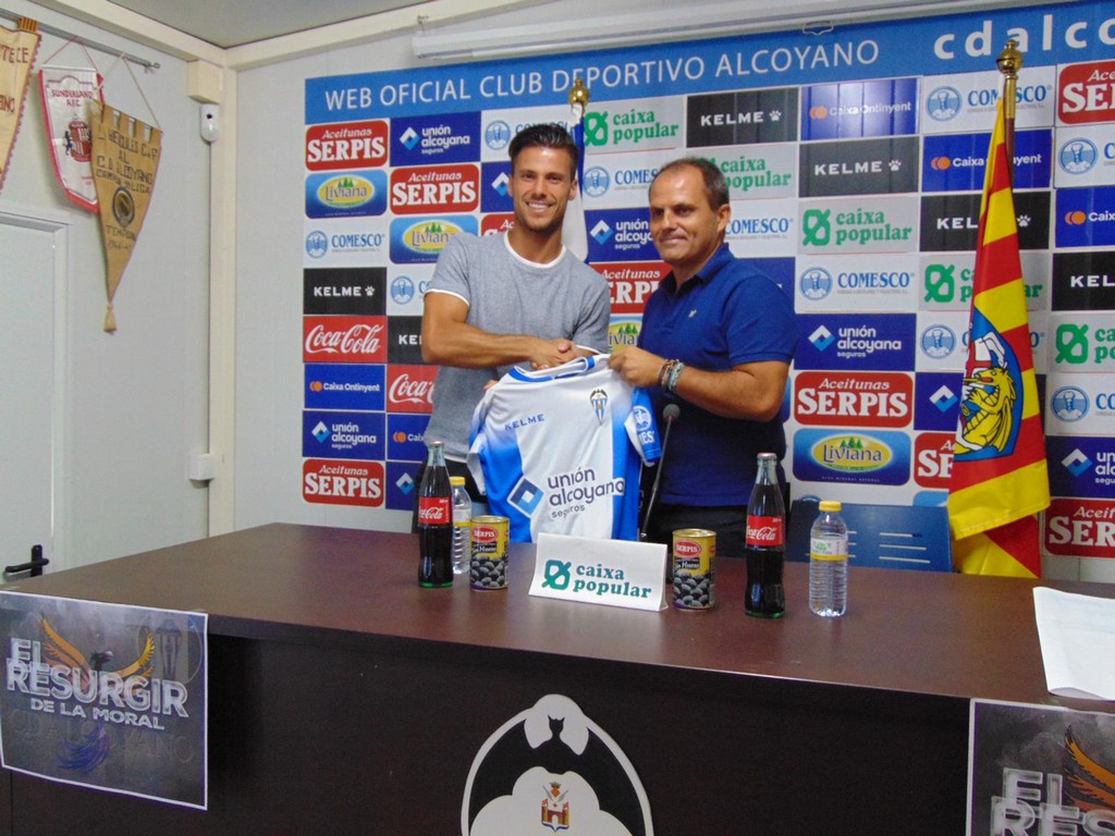 Pablo Carbonell posando con la camiseta del C.D.Alcoyano