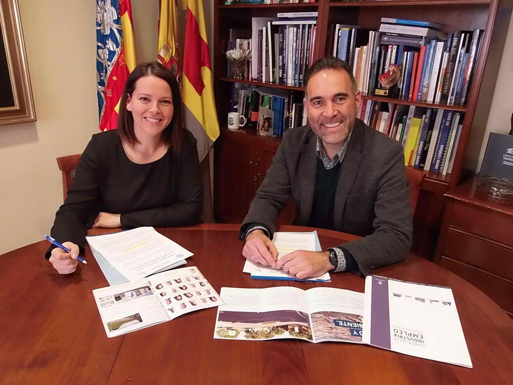 Ana Tello y Ragael Serralta refrendan el acuerdo de Gobierno.