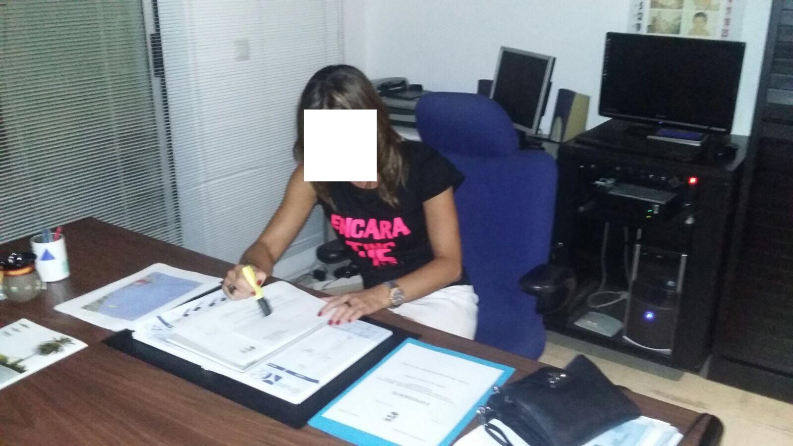 Una de las participantes en la fiesta, en uno de los despachos del Ayuntamiento./ PSOE BENIARRÉS