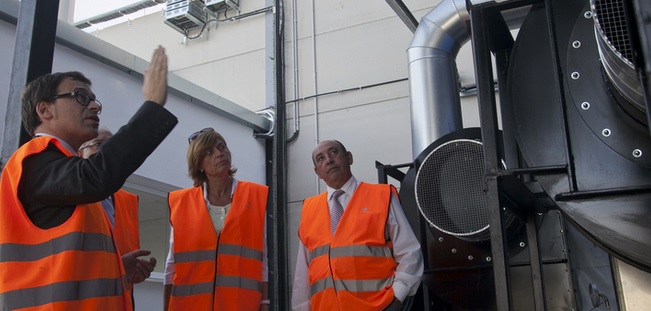 El alcalde, Jaume Pascual, durante una visita a la planta de biomasa.