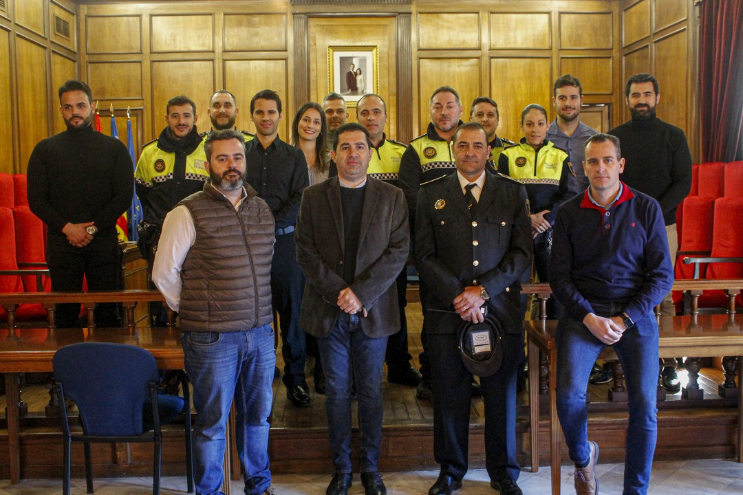 Foto de familia de los Policías Locales que han tomado posesión en el Ayuntamiento de Alcoy.