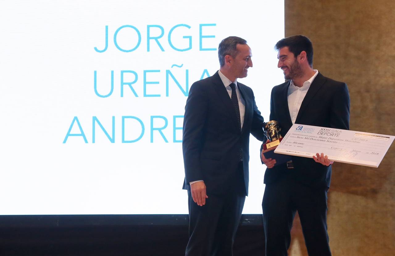 Jorge Ureña con el Premio al Mejor Deportista Masculino / Diputación