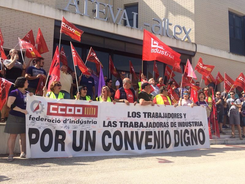 Protesta ante la sede de la patronal valenciana, durante la huelga del pasado julio.