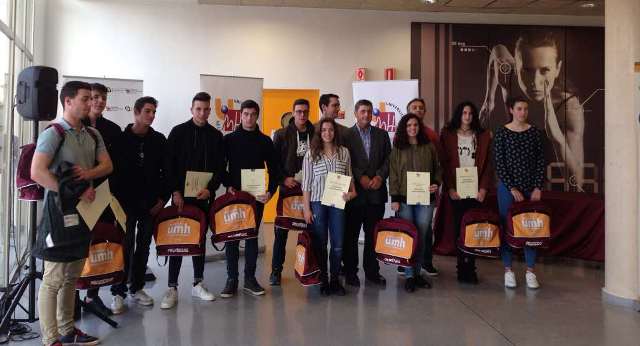 Los 10 estudiantes seleccionados por la UMH para recibir la beca de Promesas Deportivas. / Foto: IES Andreu Sempere