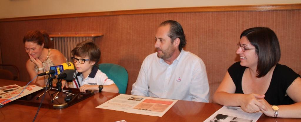 El pequeño Álvaro, junto a sus padres y la concejal Estefanía Blanes, explica los detalles de la campaña.