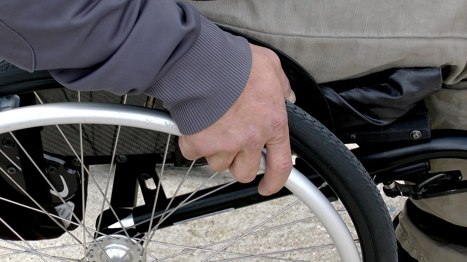 Una persona con movilidad reducida, en silla de ruedas.
